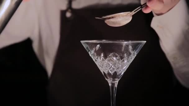 Het proces van de voorbereiding van een alcoholische cocktail aan de bar. — Stockvideo