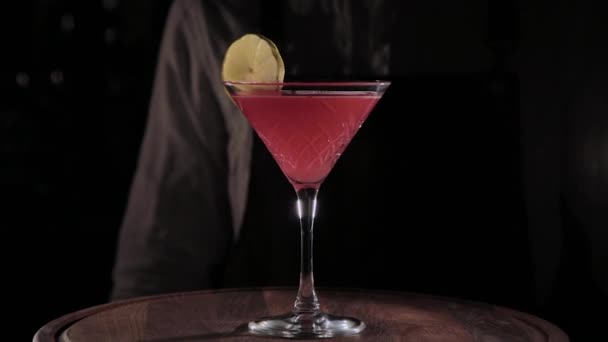 Έτοιμο προς ποτό αλκοολούχο κοκτέιλ στο μπαρ. — Αρχείο Βίντεο