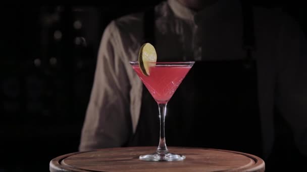 Ready-to-Drink alcoholische cocktail aan de bar. — Stockvideo