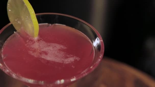 Barda içecek hazır alkollü kokteyl. — Stok video