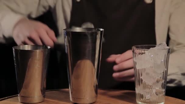 The process of preparing an alcoholic cocktail at the bar. — Stock Video