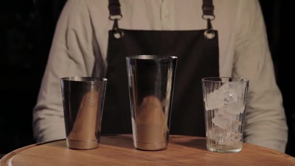 O processo de preparação de um coquetel alcoólico no bar . — Vídeo de Stock