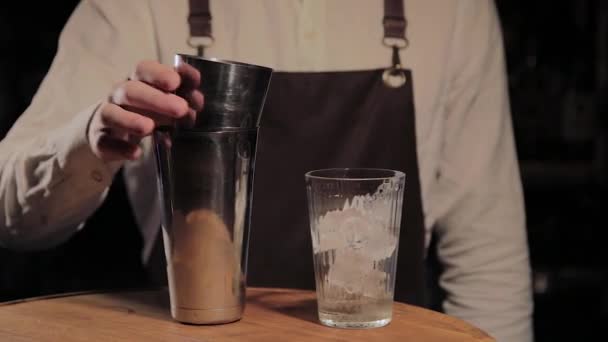 Процесс приготовления алкогольного коктейля в баре . — стоковое видео