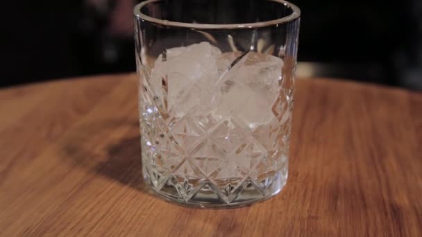 El proceso de preparación de un cóctel alcohólico en el bar . — Vídeo de stock