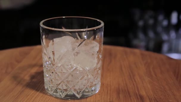 Le processus de préparation d'un cocktail alcoolisé au bar . — Video