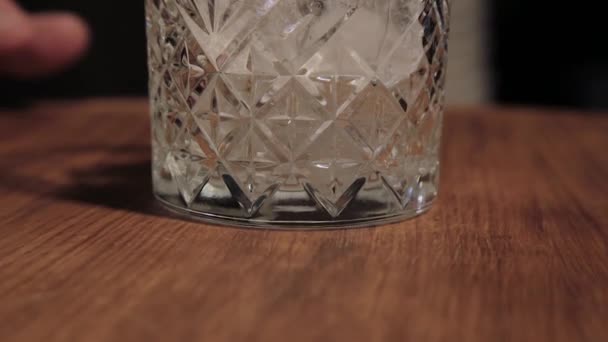 The process of preparing an alcoholic cocktail at the bar. — Stock Video