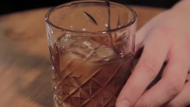 Alkoholos koktél előkészítési folyamata a bárban. — Stock videók