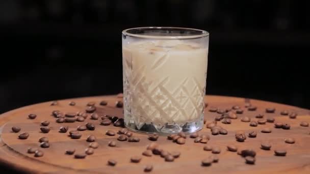 Alkoholický koktejl připravený k pití na baru. — Stock video