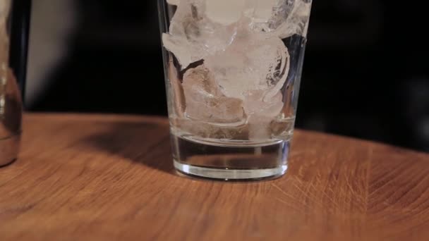バーでの氷とカクテルのための容量. — ストック動画