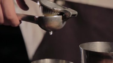 Barda alkollü kokteyl hazırlama süreci.