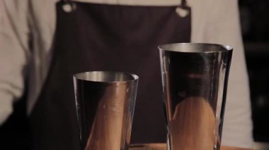 Barda alkollü kokteyl hazırlama süreci.