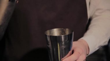 Barda alkollü kokteyl hazırlama süreci.