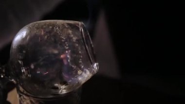 Barda alkollü kokteyl hazırlama süreci.