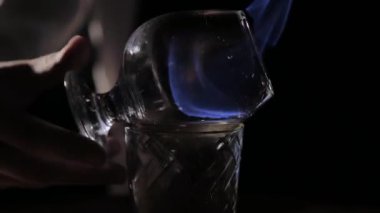 Barda alkollü kokteyl hazırlama süreci.