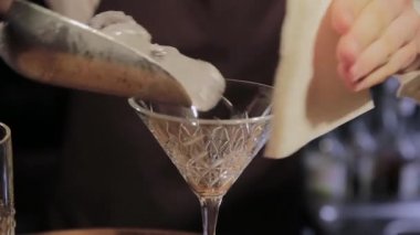Barda alkollü kokteyl hazırlama süreci.