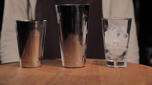 バーでアルコールカクテルを準備するプロセス. — ストック動画