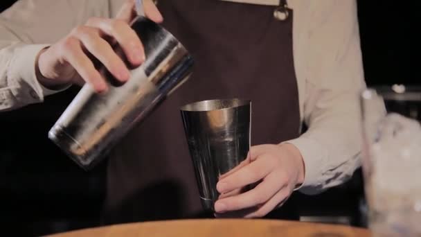 Proses mempersiapkan koktail alkohol di bar. . — Stok Video