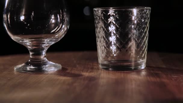 Cocktail servies in een discotheek achter de bar. — Stockvideo