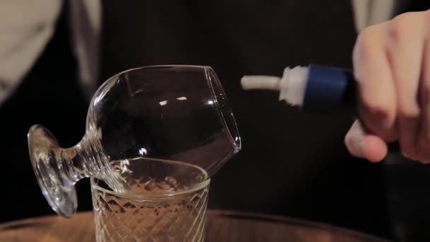 Le processus de préparation d'un cocktail alcoolisé au bar .