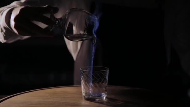 在酒吧准备酒精鸡尾酒的过程. — 图库视频影像