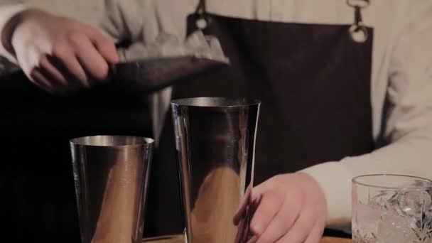 Alkoholos koktél előkészítési folyamata a bárban. — Stock videók