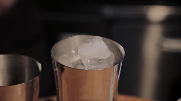 Capacity for a cocktail with ice at the bar. — Stock Video