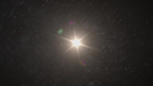 Het warme licht op de donkere achtergrond. anamorfe lens flare. — Stockvideo