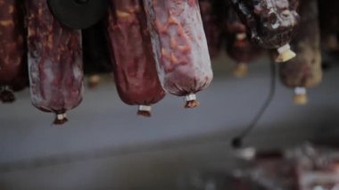 mağazada tezgahta füme sosis