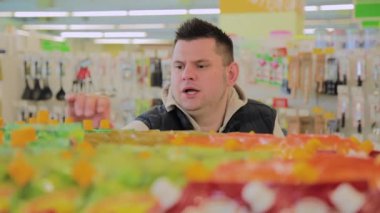 Süpermarkette şişman adam kendi için kahvaltı öğeleri seçer.