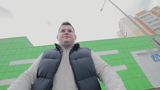 Člověk se bavit na parkoviště nákupního centra. Happy zábavný chlap jezdí na nákupní košík. Zákazník s nákupním vozíkem supermarketu. — Stock video