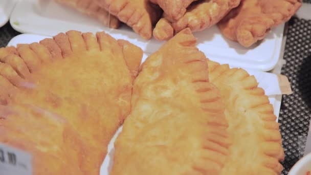 Pasteles de remo en la exhibición en la tienda de comestibles . — Vídeos de Stock