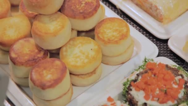 Ruddy pasticcini sul display nel negozio di alimentari . — Video Stock