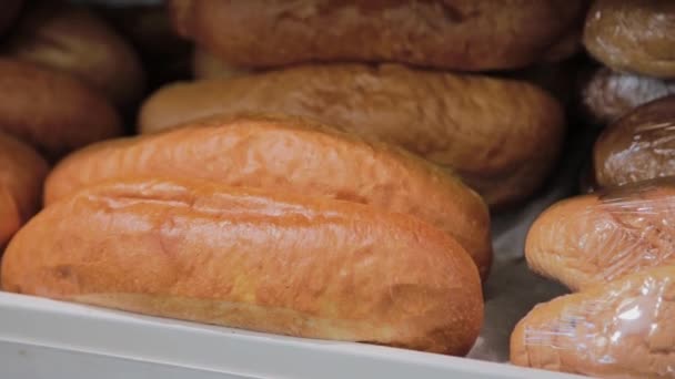 Pirospozsgás sütemények a kijelzőn az élelmiszerboltban. — Stock videók