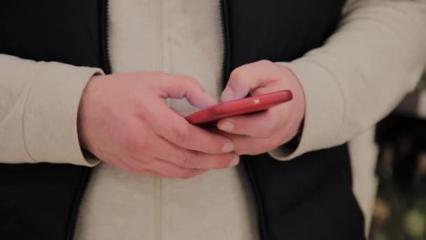 Le gros du supermarché est dans le département avec de l'alcool et regarde au téléphone. . — Video