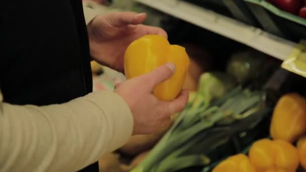 Gordo no supermercado escolhe frutas para si mesmo . — Vídeo de Stock