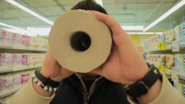 Muž zvolí toaletní papír v obchodě. — Stock video