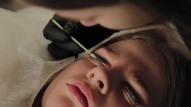 Bir güzellik salonunda çok güzel bir kız bir laminasyon kirpikleri yok. Güzellik prosedür kirpik parçalanma gerçekleştirir.