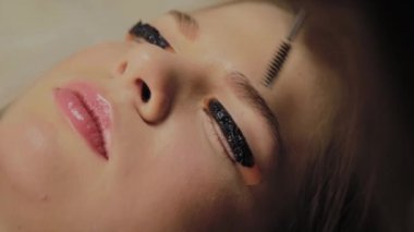 Bir güzellik salonunda çok güzel bir kız bir laminasyon kirpikleri yok. Güzellik kirpik üzerine boya koyar.