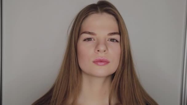 Retrato de uma menina com um reflexo da luz LED anular nos olhos . — Vídeo de Stock