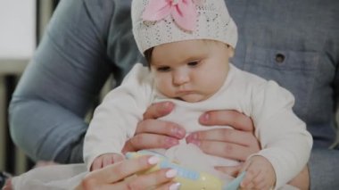 Mutlu aile oyun ile onların küçük kız üzerinde bir beyaz yatak.