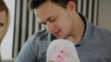 Mutlu aile oyun ile onların küçük kız üzerinde bir beyaz yatak.