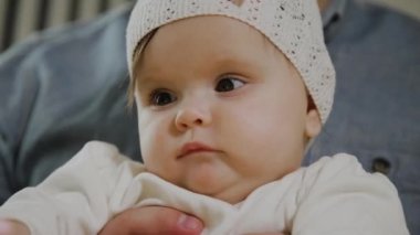 Mutlu aile oyun ile onların küçük kız üzerinde bir beyaz yatak.