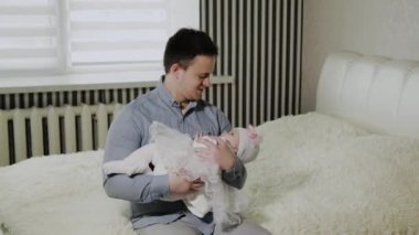 Genç Baba yatakta küçük bir kız beşik.