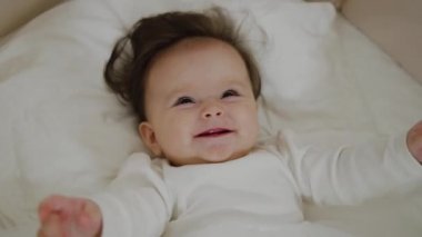 Güzel küçük kız uyandı ve kamera gülümsüyor