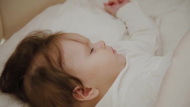 Hermosa niña durmiendo en su cuna . — Vídeos de Stock