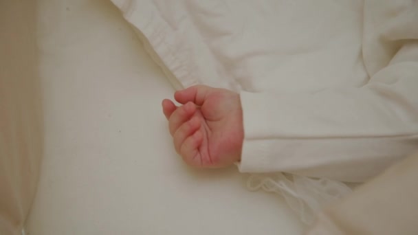 Красива маленька дівчинка спить у ліжку . — стокове відео