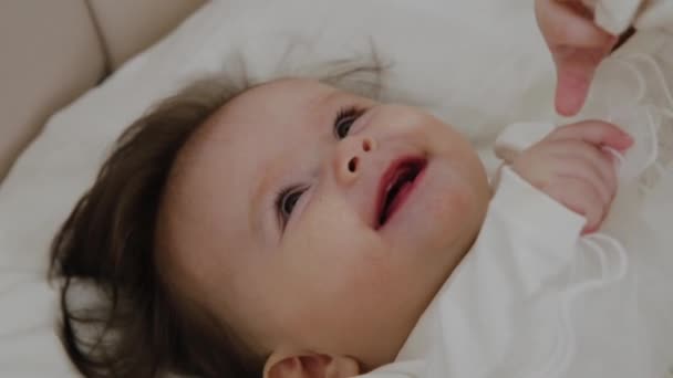 Schönes kleines Mädchen wacht auf und lächelt in die Kamera — Stockvideo