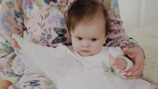 Mère et bébé. Joyeux Famille. Maman avec son enfant souriant et riant à la maison — Video