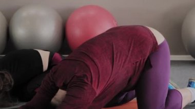 Birlikte spor salonunda şişman adam kadın Tren.