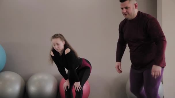 胖男人女人一起在健身房训练. — 图库视频影像